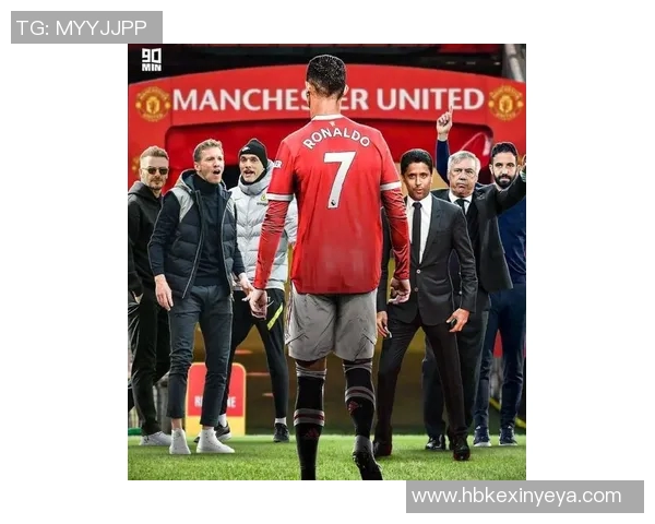 足球巨星笑容灿烂，球场之光眩目